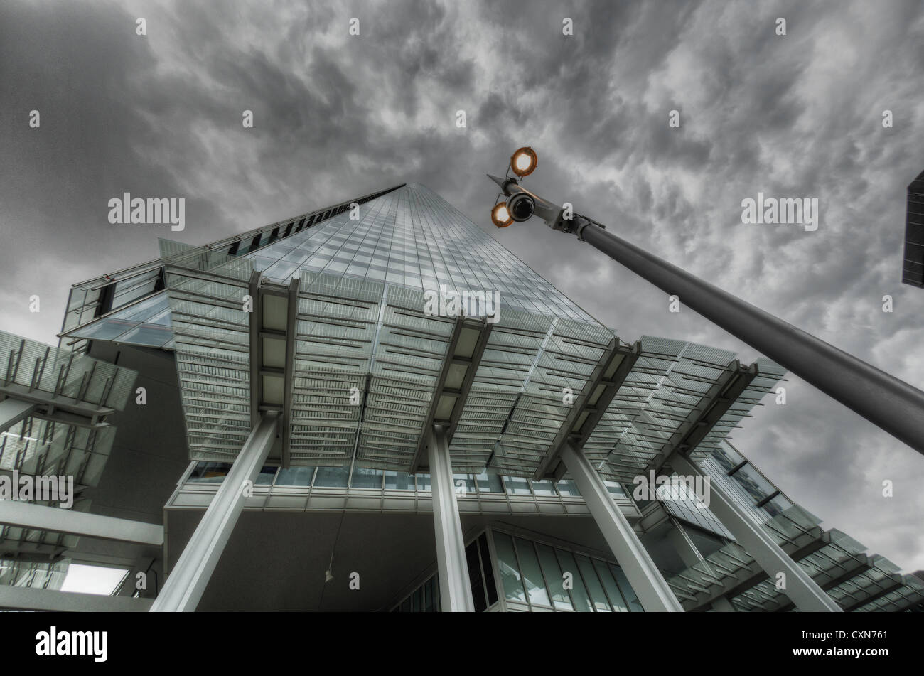 Der Shard Gebäude Nahaufnahme des modernen architektonischen Konstruktion vom Boden nach oben in die Cloud und windows Stockfoto