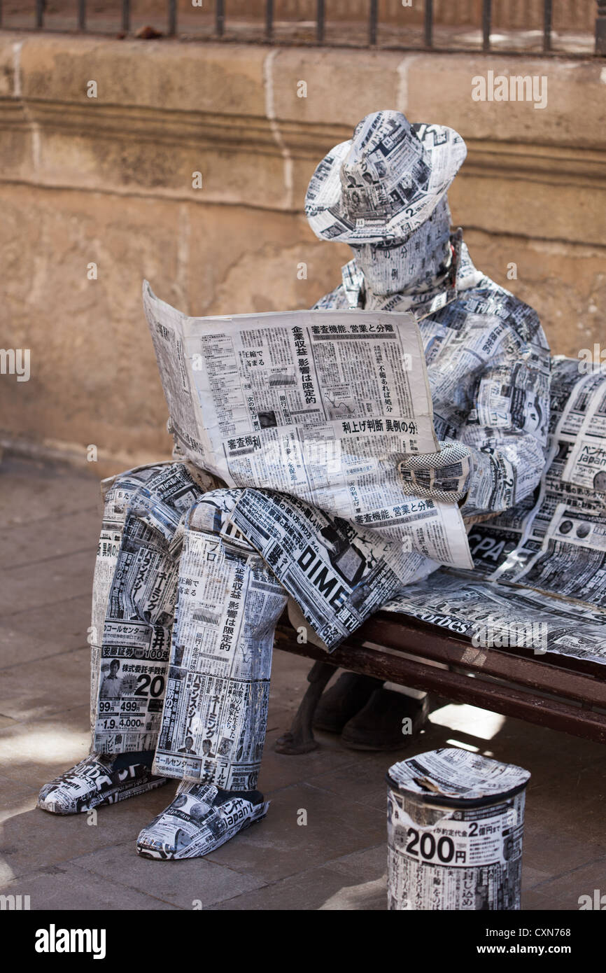 Menschen lesen Zeitung auf Bank. Malaga Spanien Stockfoto