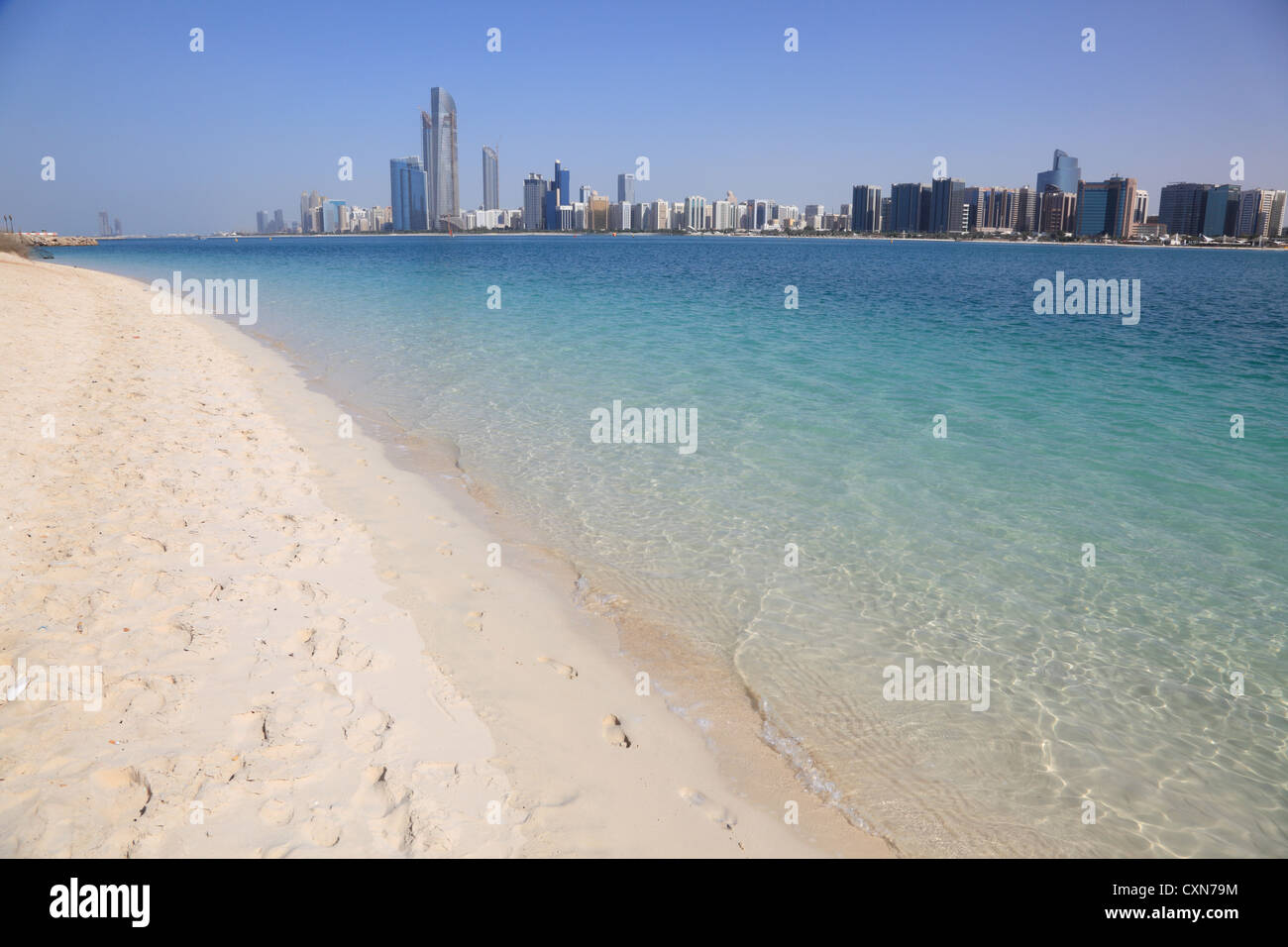 Strand und die Skyline von Abu Dhabi, Vereinigte Arabische Emirate Stockfoto