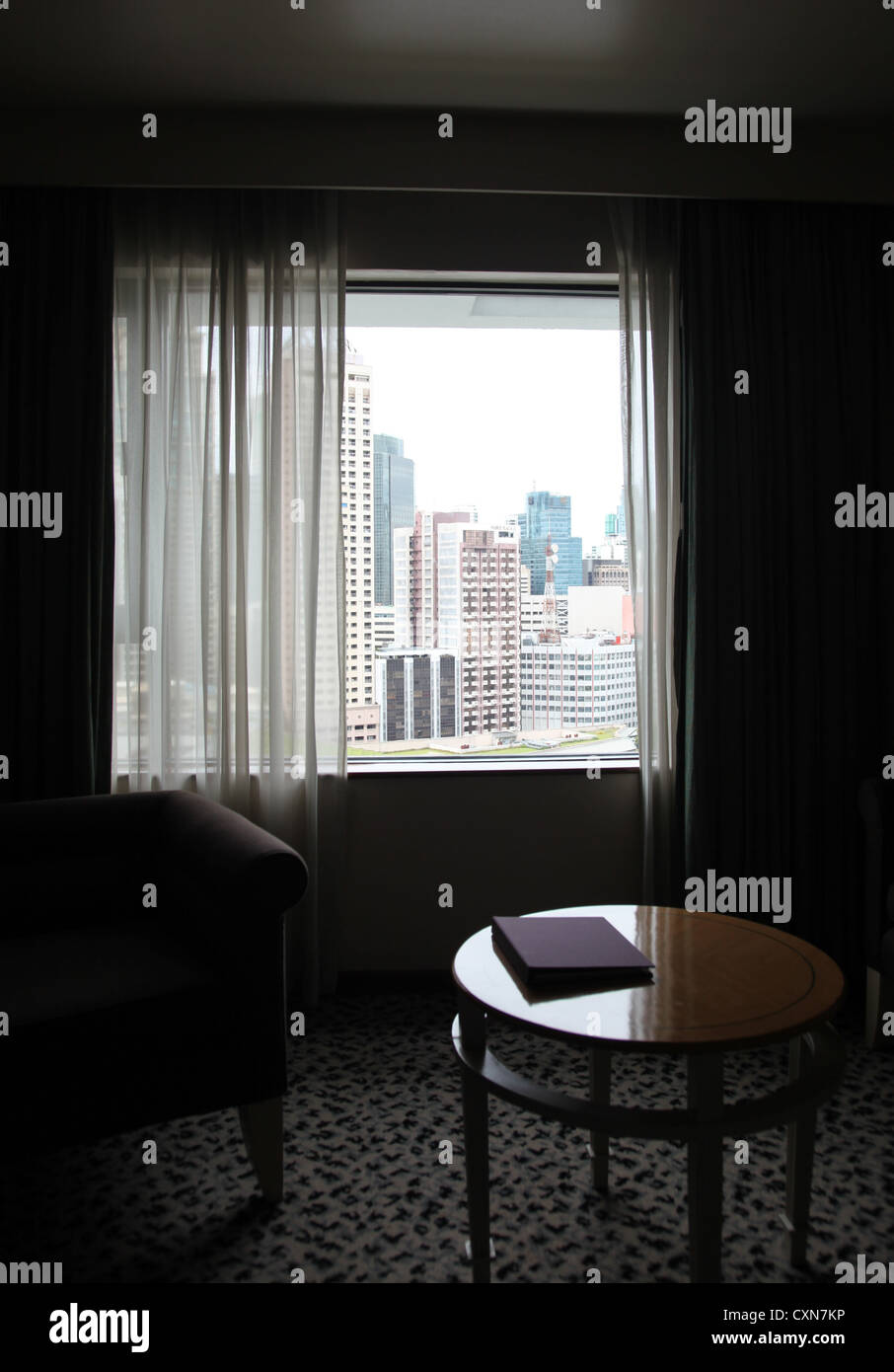 Es ist ein Foto von Manila Financial Business District-Blick aus dem Fenster eines Hotelzimmers. Es ist auf den Philippinen Stockfoto