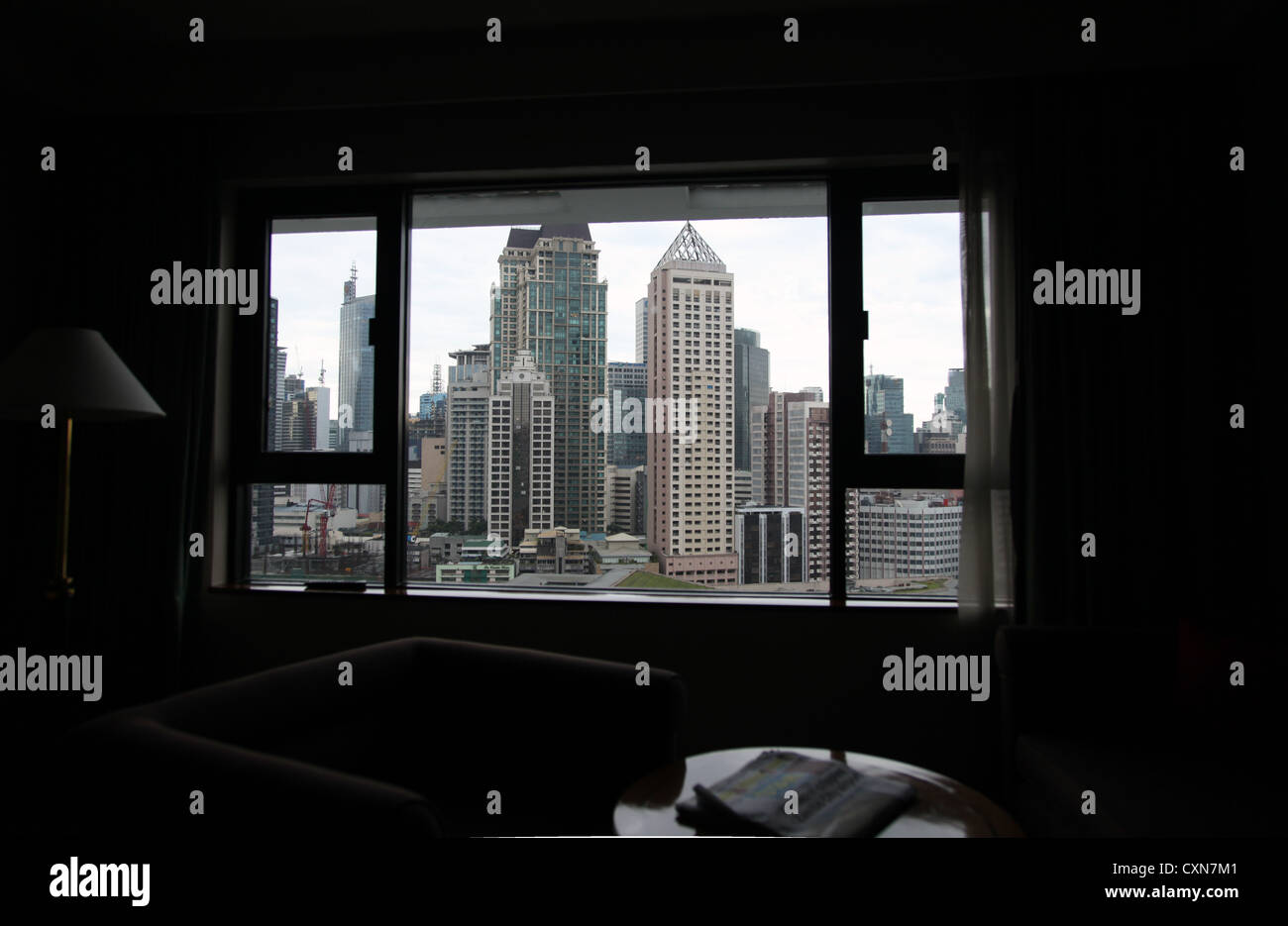 Es ist ein Foto von Manila Financial Business District-Blick aus dem Fenster eines Hotelzimmers. Es ist auf den Philippinen Stockfoto