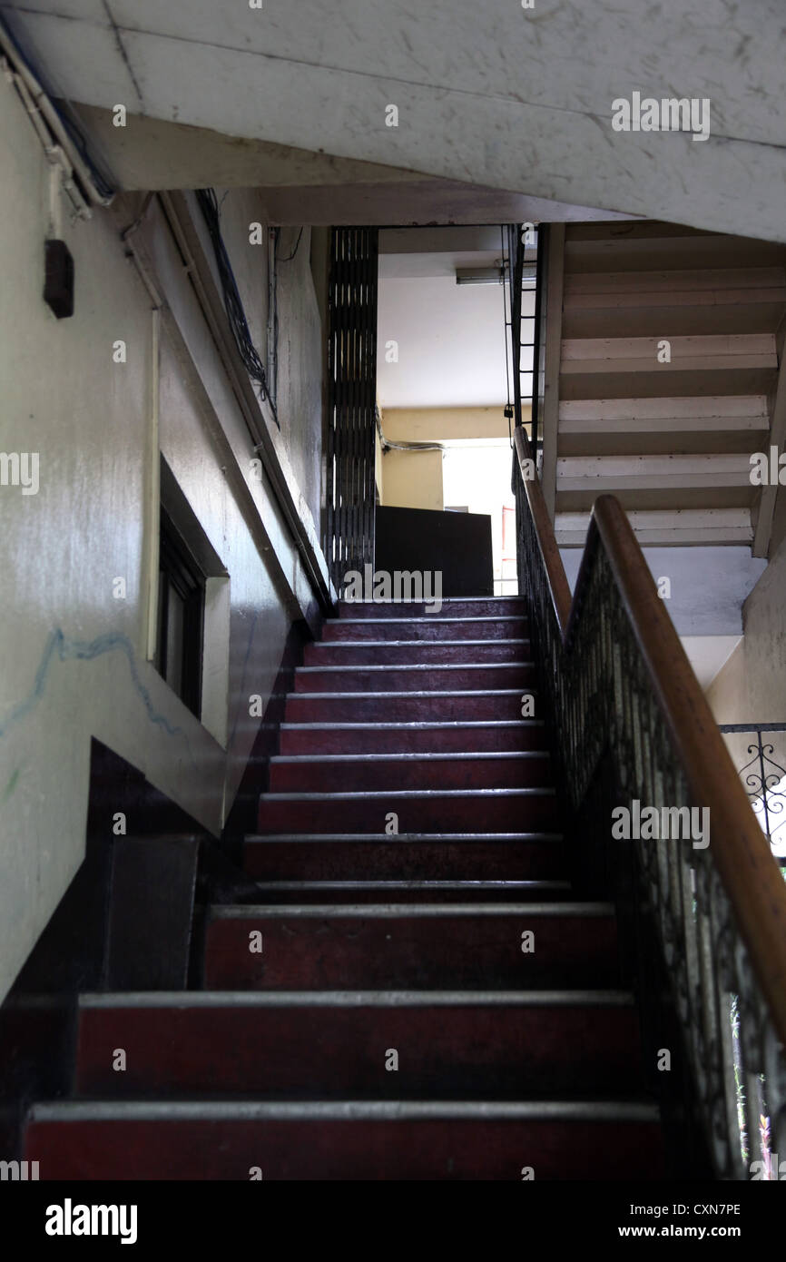 Es ist ein Foto von einer Treppe, die auf eine offene Tür steigt. Es; s wie in den Himmel gehen. Wir können Wände und andere Schritte auf der Seite sehen. Stockfoto