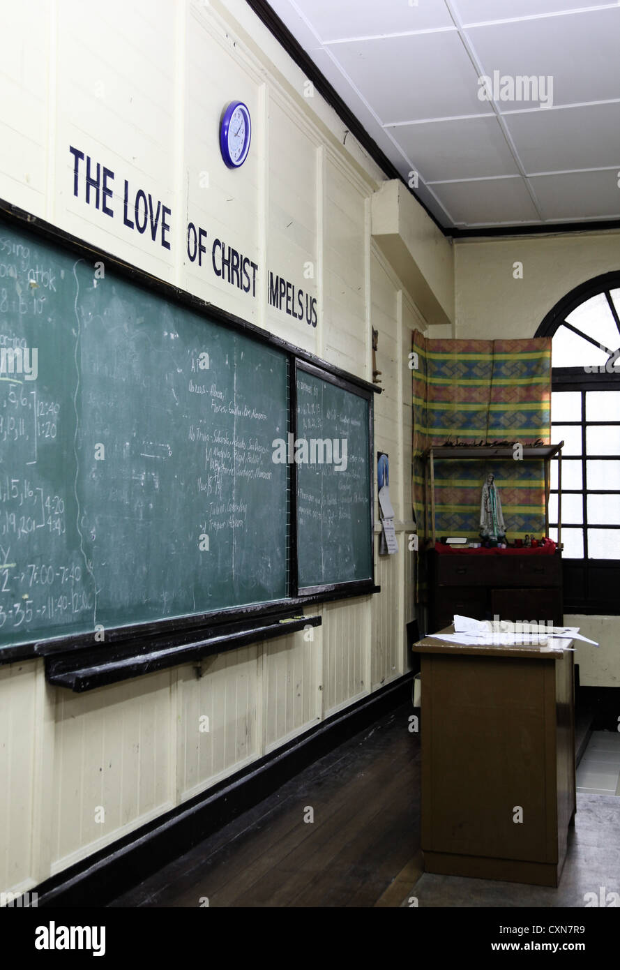 Es ist ein Foto von einer christlichen Schule Unterricht in Philippinen. Wir sehen eine Tafel mit alten Stil Holz Sitze und Möbel. Stockfoto