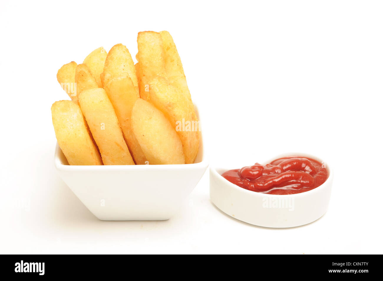 Chunky Chips und roter Soße isoliert Stockfoto