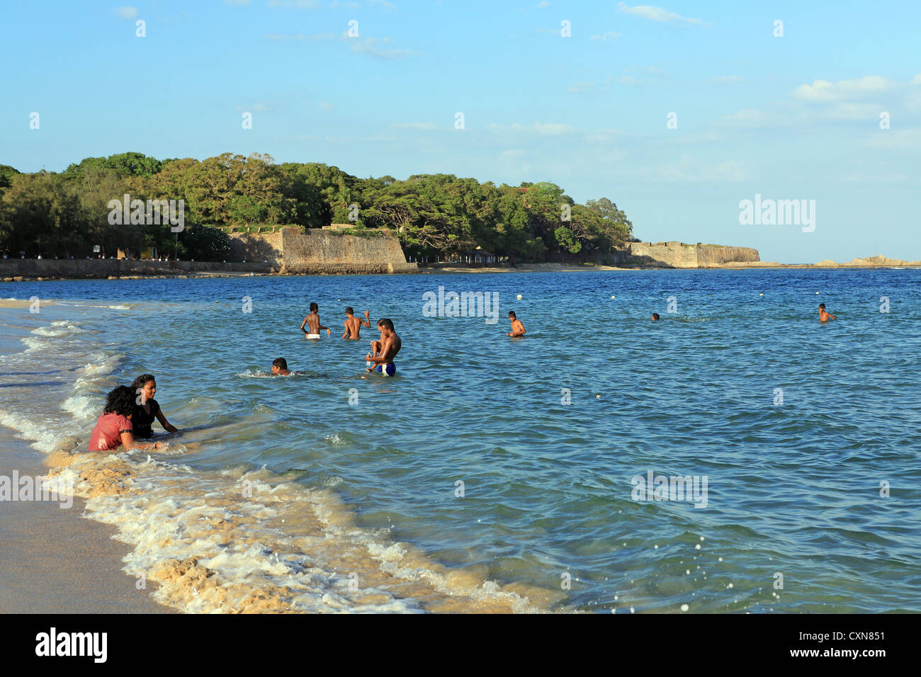 Die Menschen Sie Baden und Schwimmen im Dutch Bay in Trincomalee auf Sri Lanka. Stockfoto