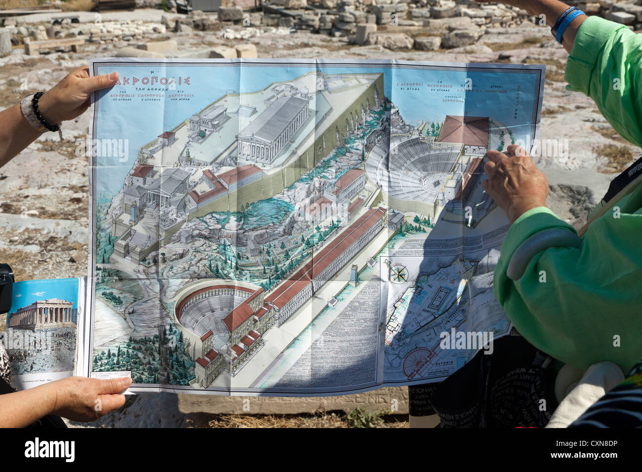 Guide zeigt bebilderte Karte der Akropolis in Athen Stockfoto