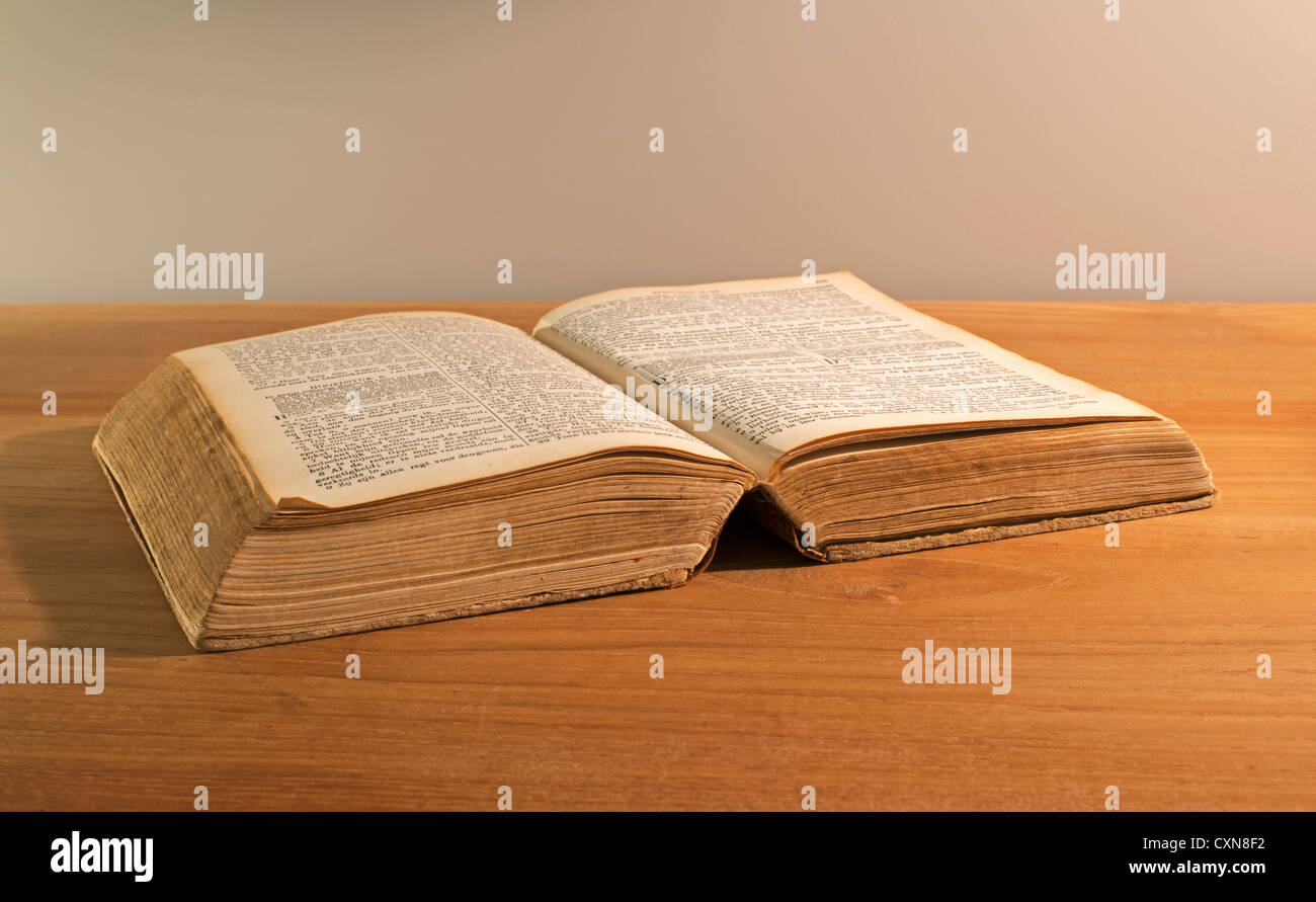 alte Bibel Buch auf Tisch Stockfoto