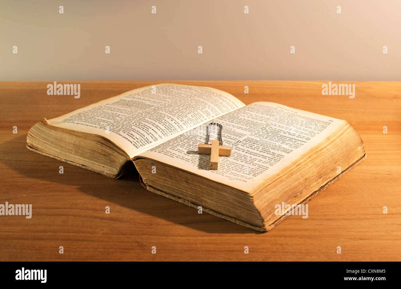 alte Bibel Buch mit Holzkreuz Stockfoto