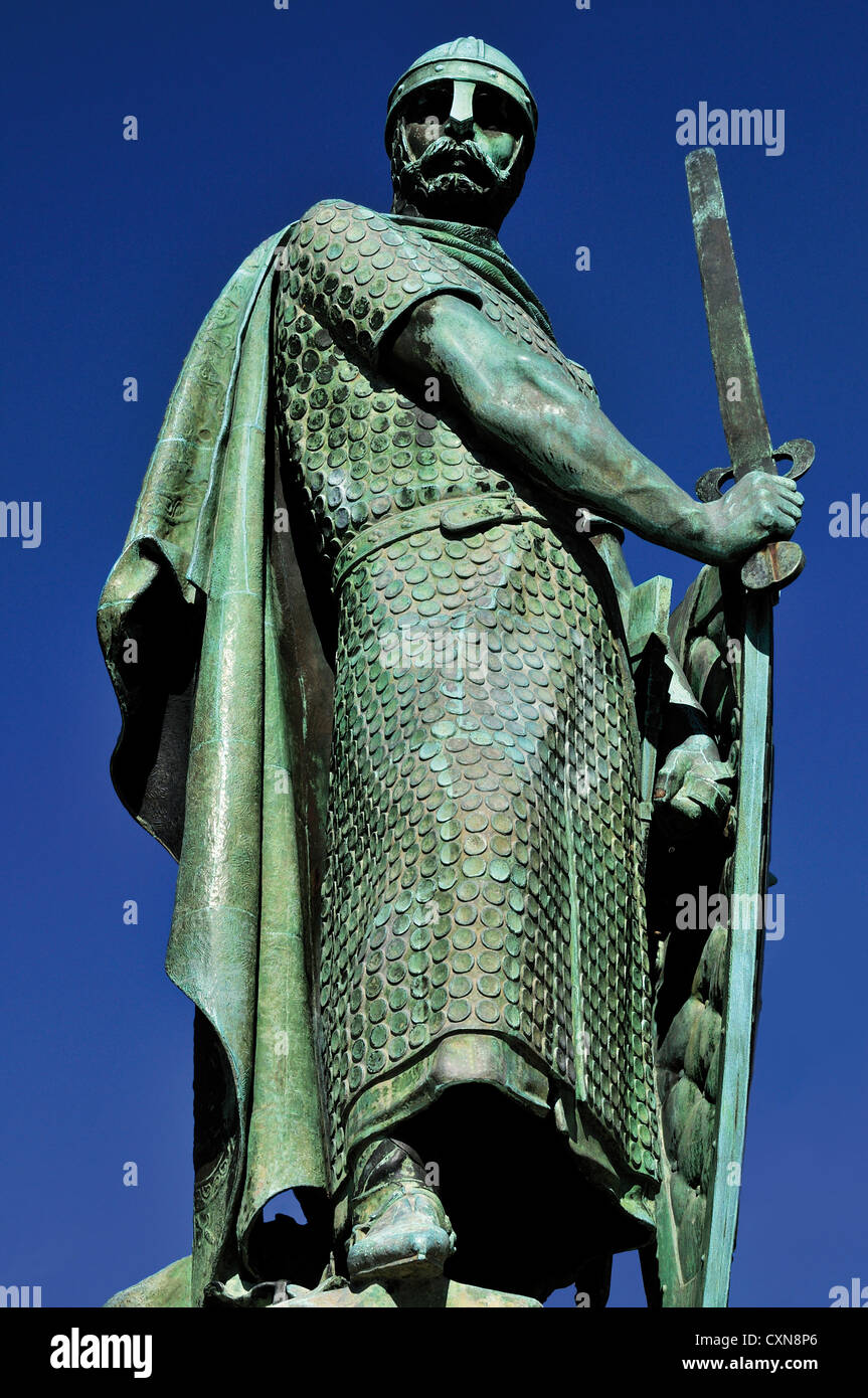 Portugal, Minho: Statue von Afonso Henriques, erster König und Gründer von Portugal in Guimaraes Stockfoto