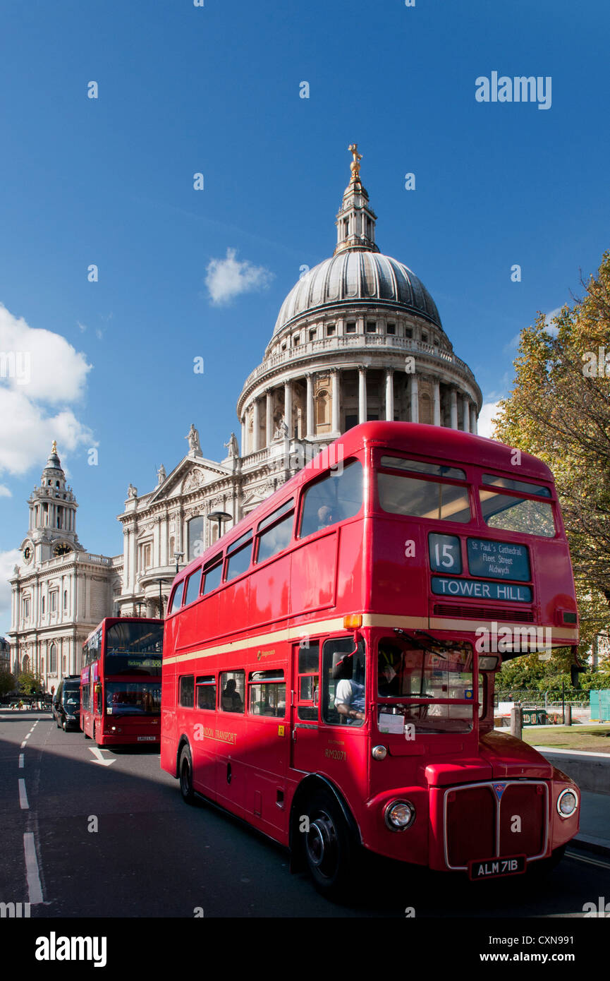 Str. Pauls Kathedrale, Routemaster Bus und modernen roten Bus, London, UK Stockfoto