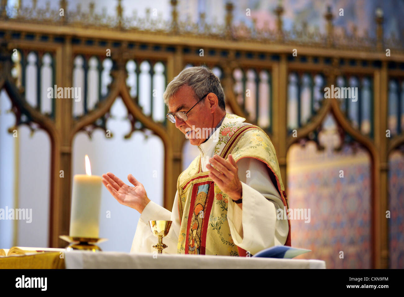 Katholische Priester bei einer Hochzeit Masse, Lancashire UK Stockfoto