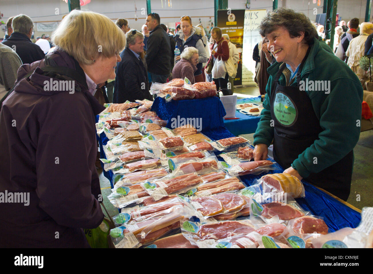 Stall verpackten Fleisch in Brecon Beacons National Park Food Festival in Markt Hall Brecon Powys South Wales UK verkaufen Stockfoto