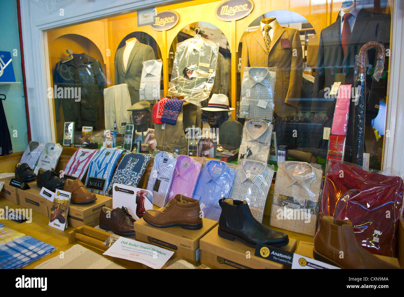 Traditionelle Gents Outfitters bei Markthalle in Brecon Powys South Wales UK Stockfoto