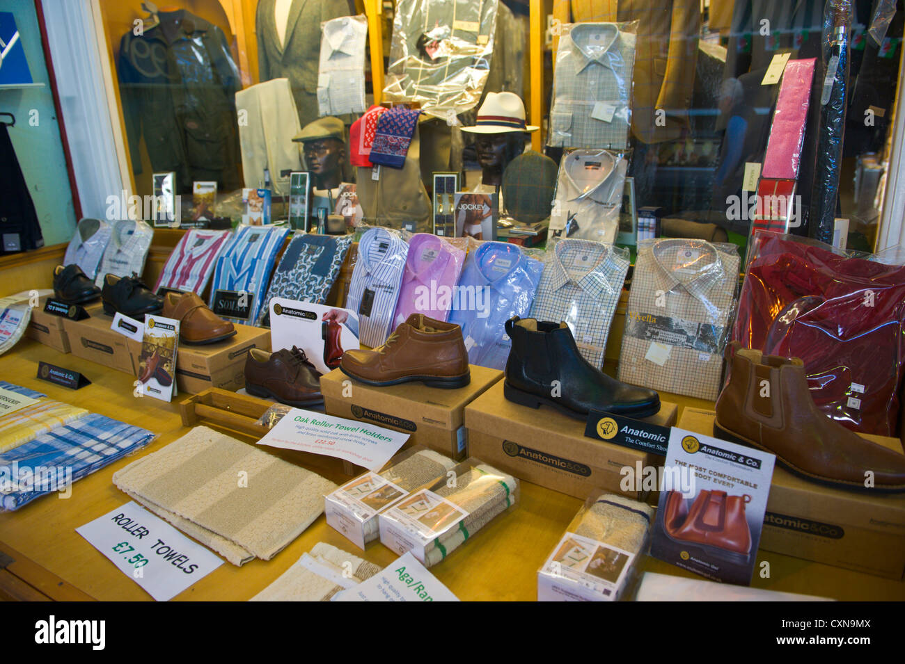 Traditionelle Gents Outfitters bei Markthalle in Brecon Powys South Wales UK Stockfoto
