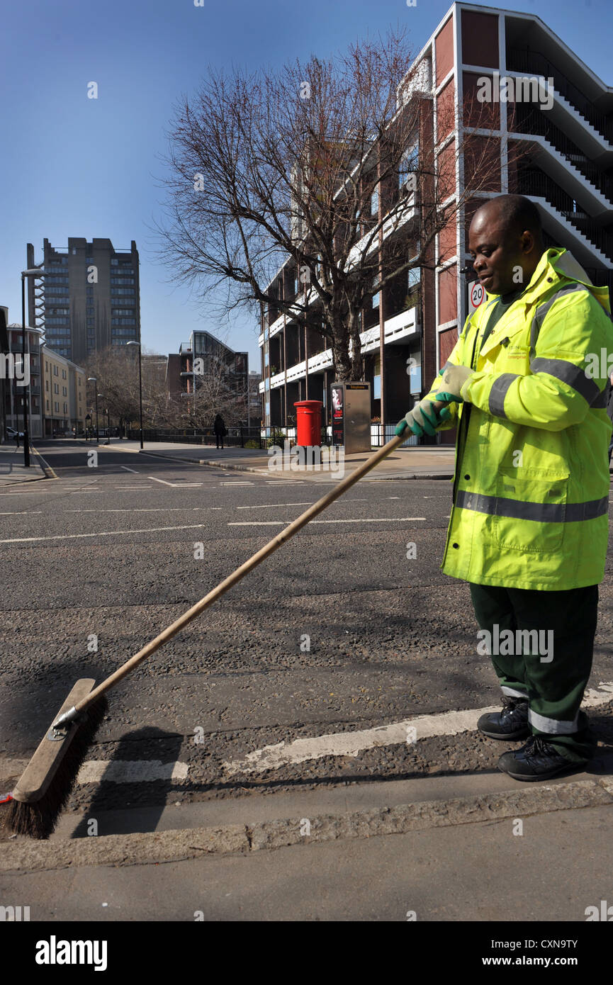 Straße Reiniger fegt die Straße London-UK Stockfoto