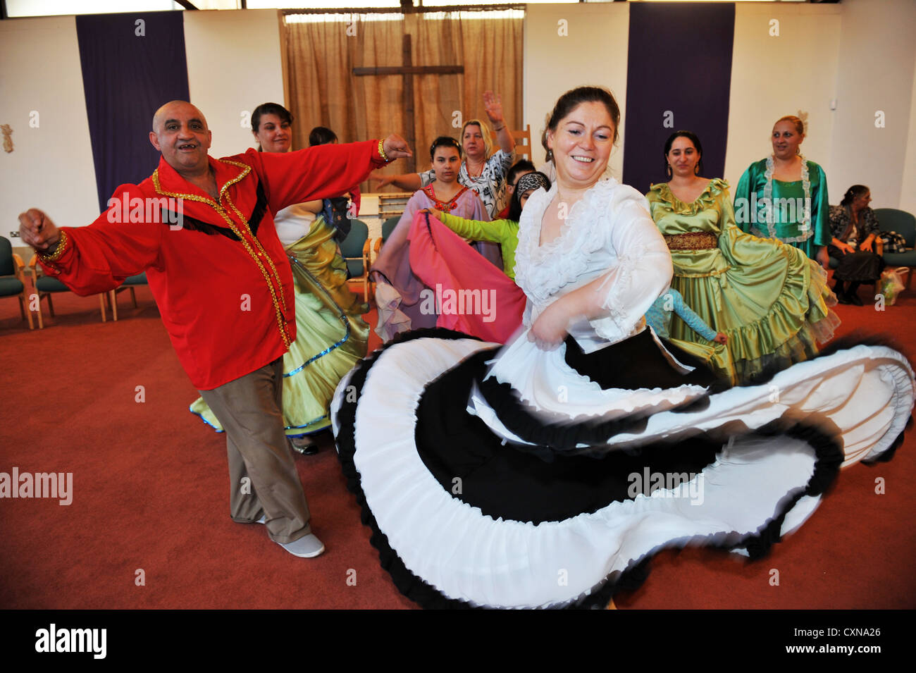 Roma-Gemeinschaft tanzen in traditioneller Kleidung lebt heute in Bradford UK Stockfoto