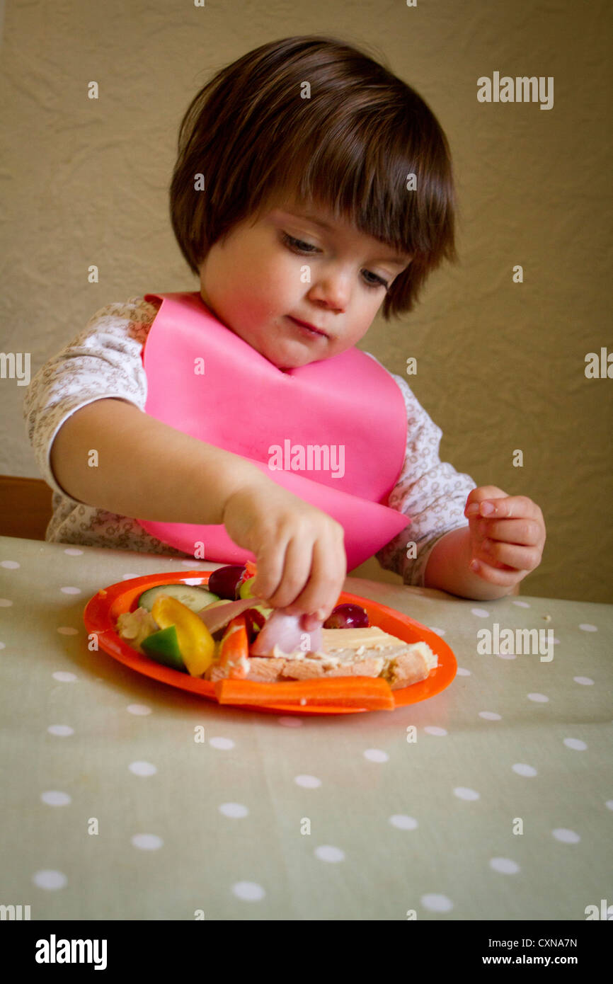 Vier Jahre altes Mädchen essen Stockfoto