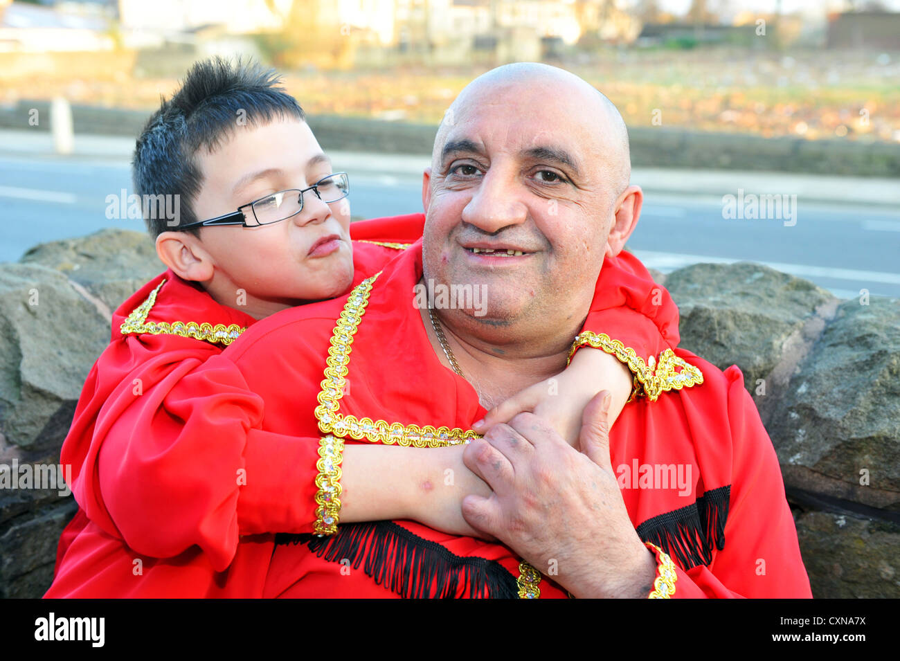 Polnische Roma-Vater und Sohn in traditioneller Kleidung, Bradford UK Stockfoto