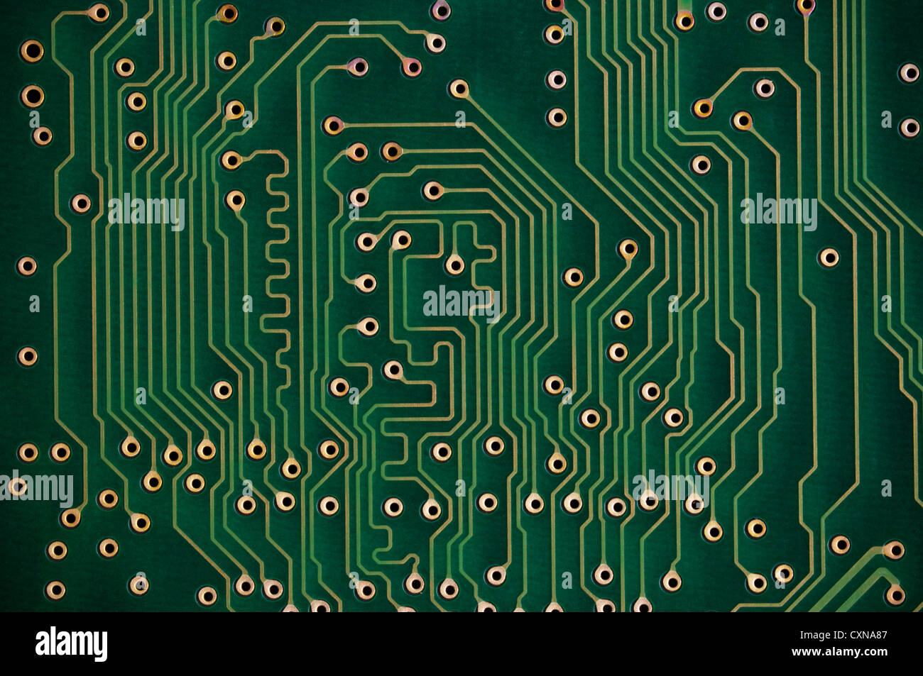 Schaltungen auf eine grüne Leiterplatte von einem PC Festplatte Controller geätzt. Stockfoto