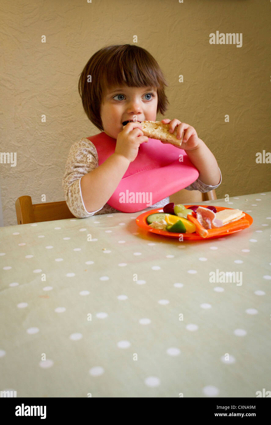 Vier Jahre altes Mädchen essen Stockfoto