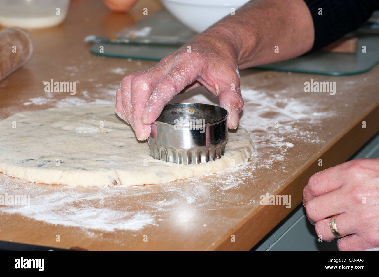 Kochen Sie schneiden von Kuchen aus Teig Kuchen Mix Zuhause backen Stockfoto