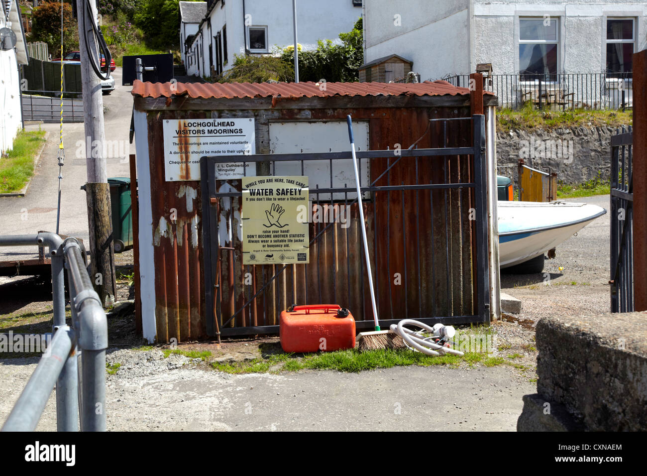 Informationen und Warnzeichen in Lochgoilhead, Argyll, Schottland Stockfoto