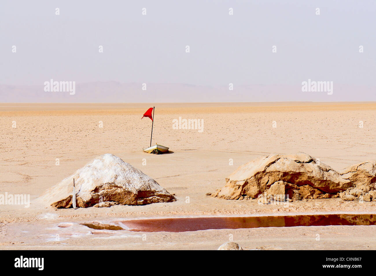 Ein Boot in der salt Lake Chott el-Jerid in Tunesien Stockfoto