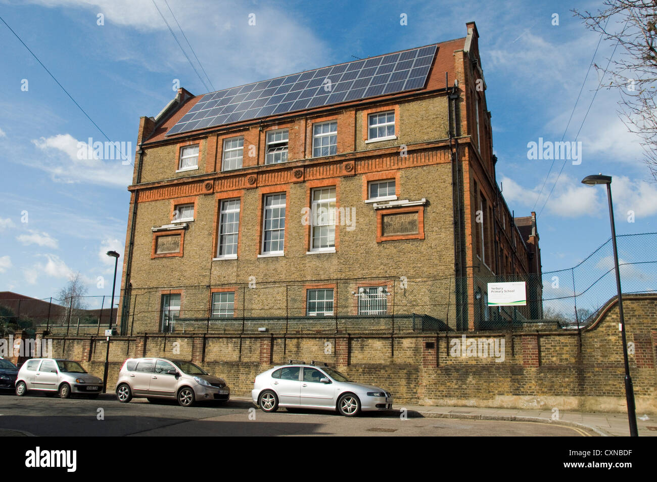 Yerbury Road Primary School, alte viktorianische Schule-Brett Gebäude Upper Holloway mit Sonnenkollektoren auf dem Dach, Islington, London Stockfoto