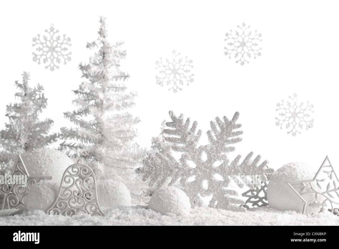 Christbaumschmuck auf Schnee. Stockfoto