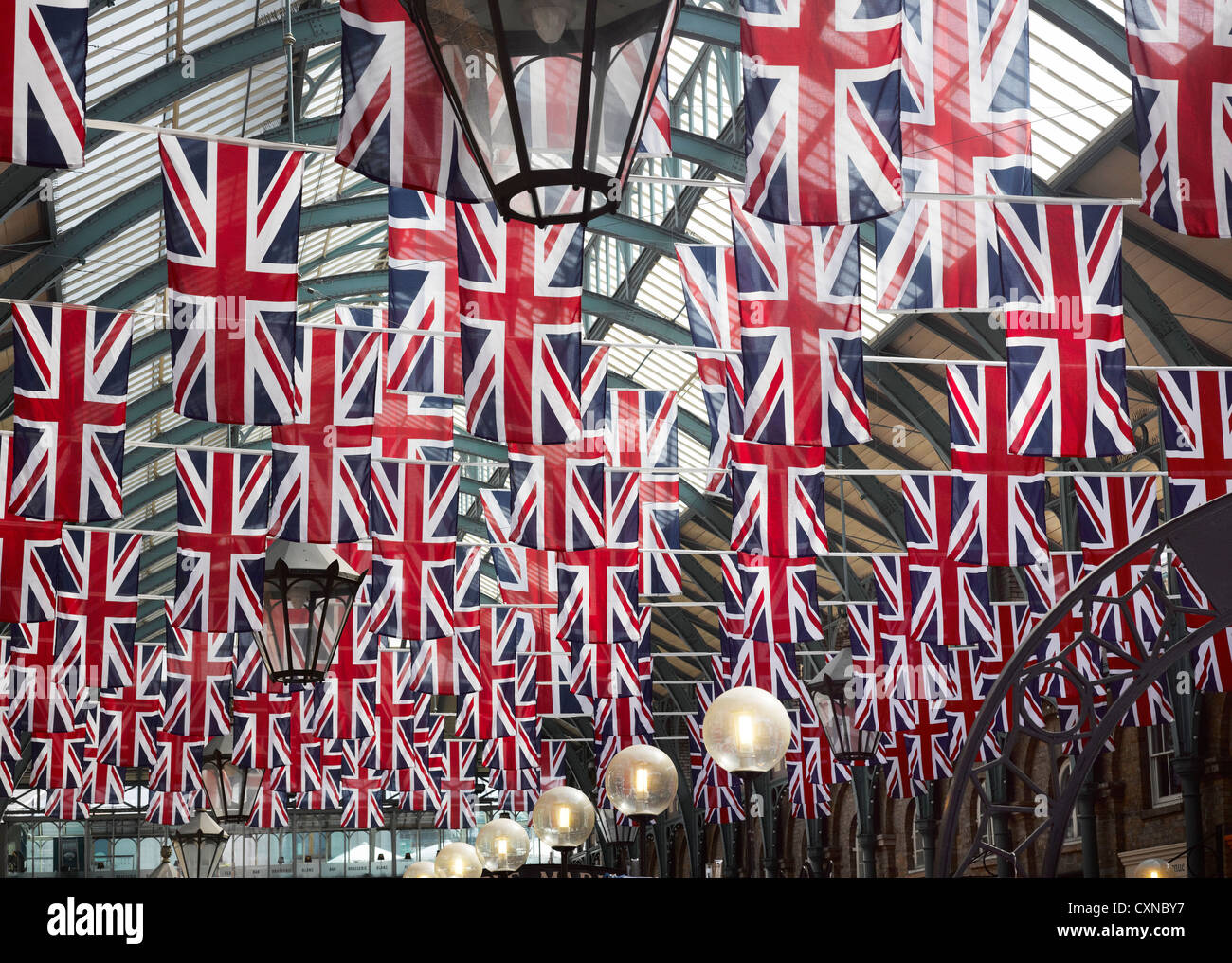 Union Jack-Flaggen in Covent Garden Market, London, UK. Stockfoto