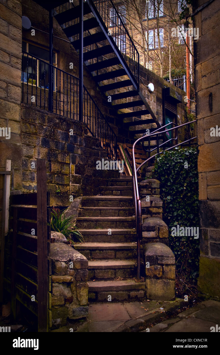 Alte Steintreppe zwischen zwei Gebäuden führt ins Obergeschoss. Stockfoto