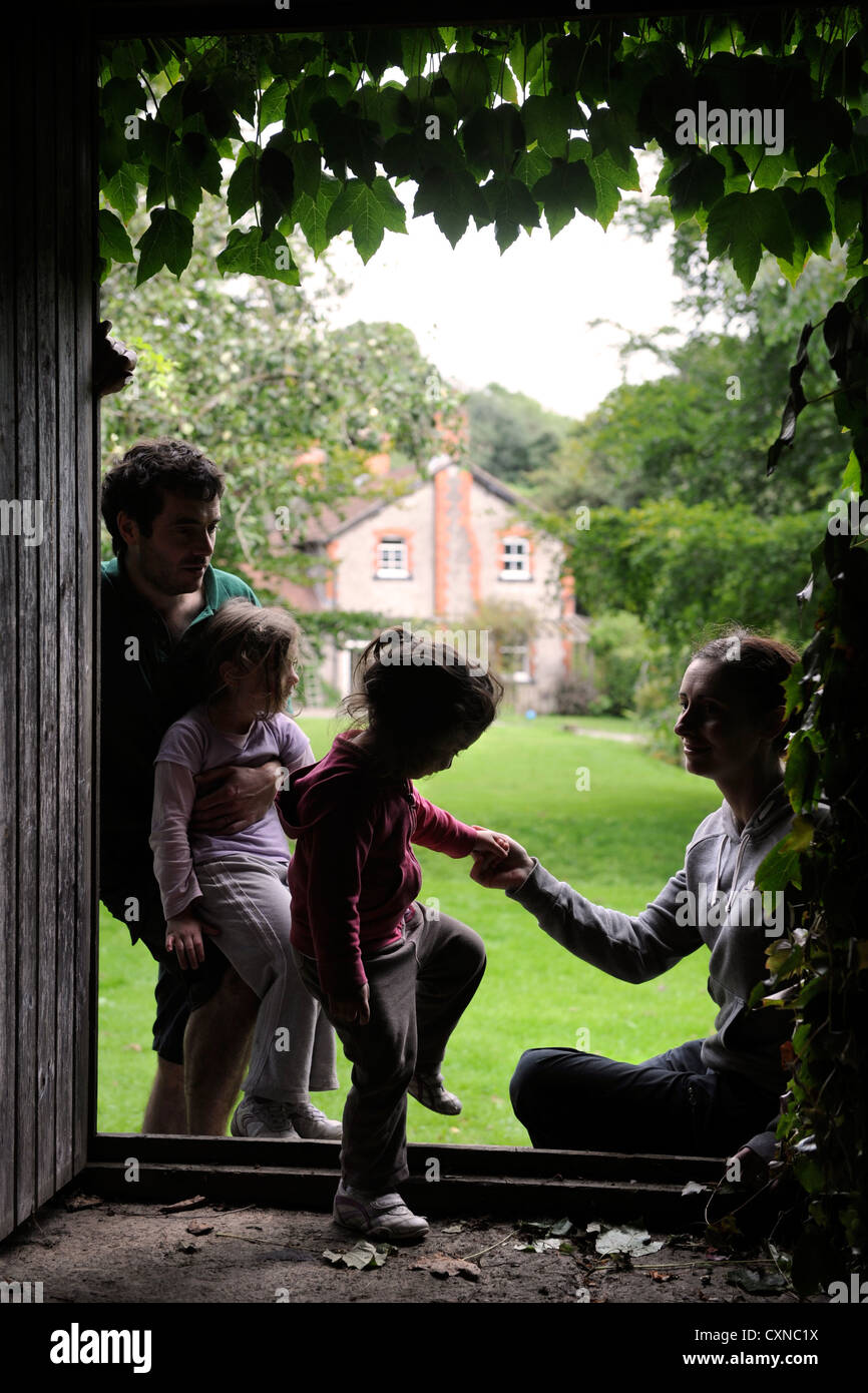 Eine junge Familie lebt in einer ländlichen Lage Wiltshire UK Stockfoto