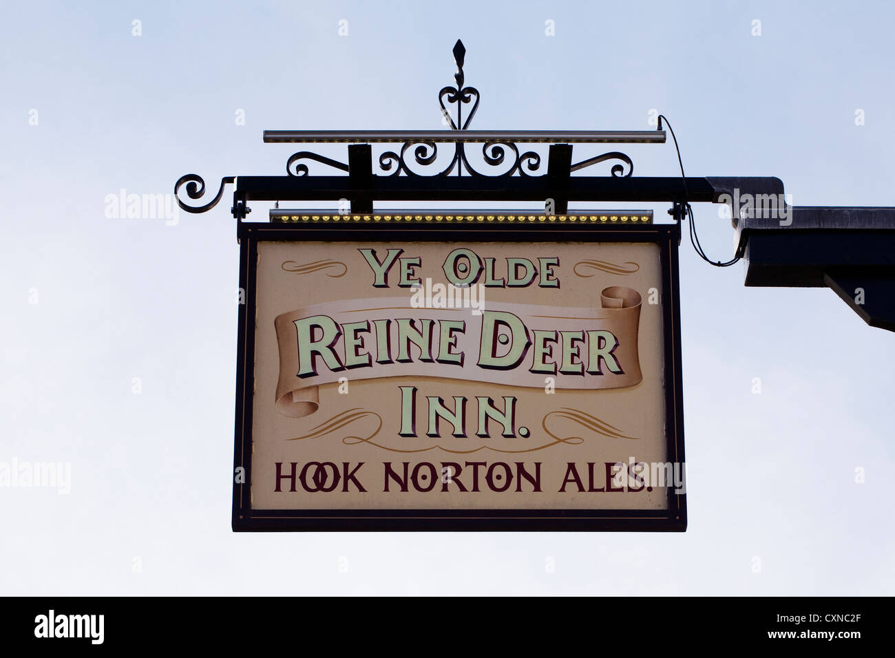 Zeichen für Ye Olde Reine Hirsch Inn, Wirtshaus in der Stadt Banbury, Oxfordshire. Stockfoto