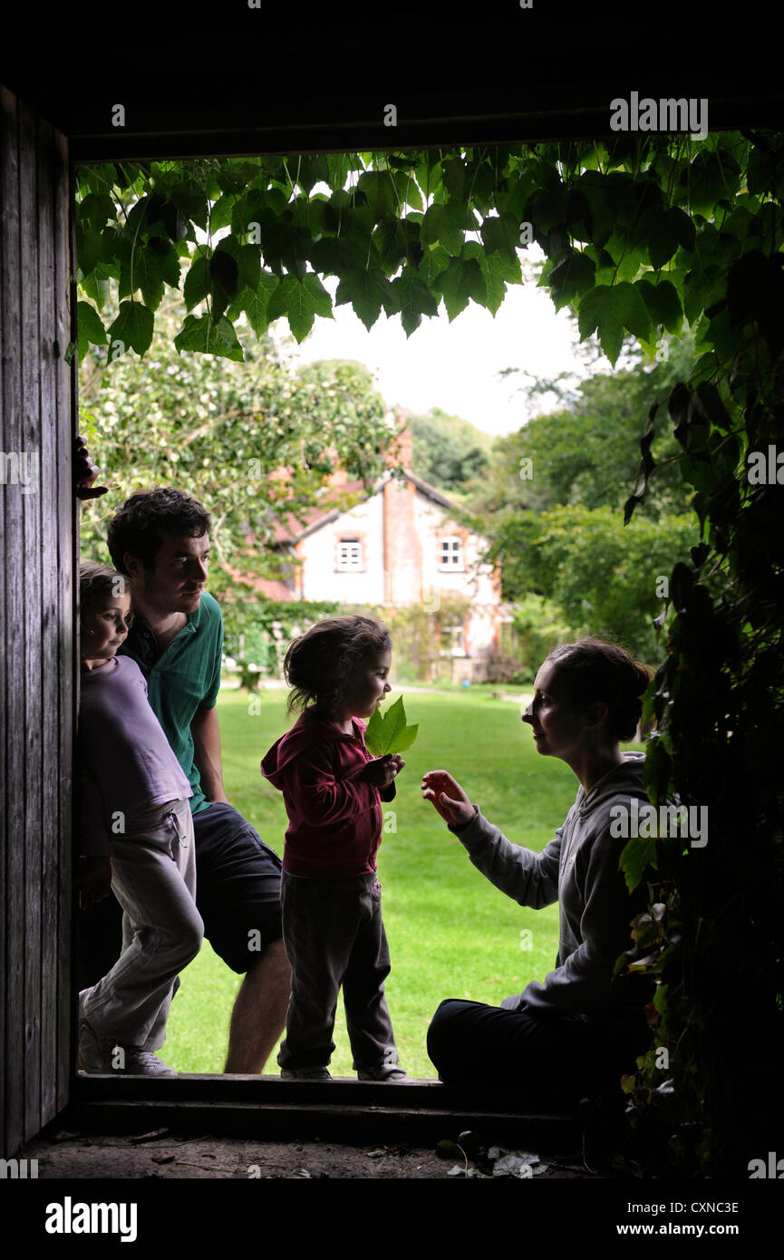 Eine junge Familie lebt in einer ländlichen Lage Wiltshire UK Stockfoto
