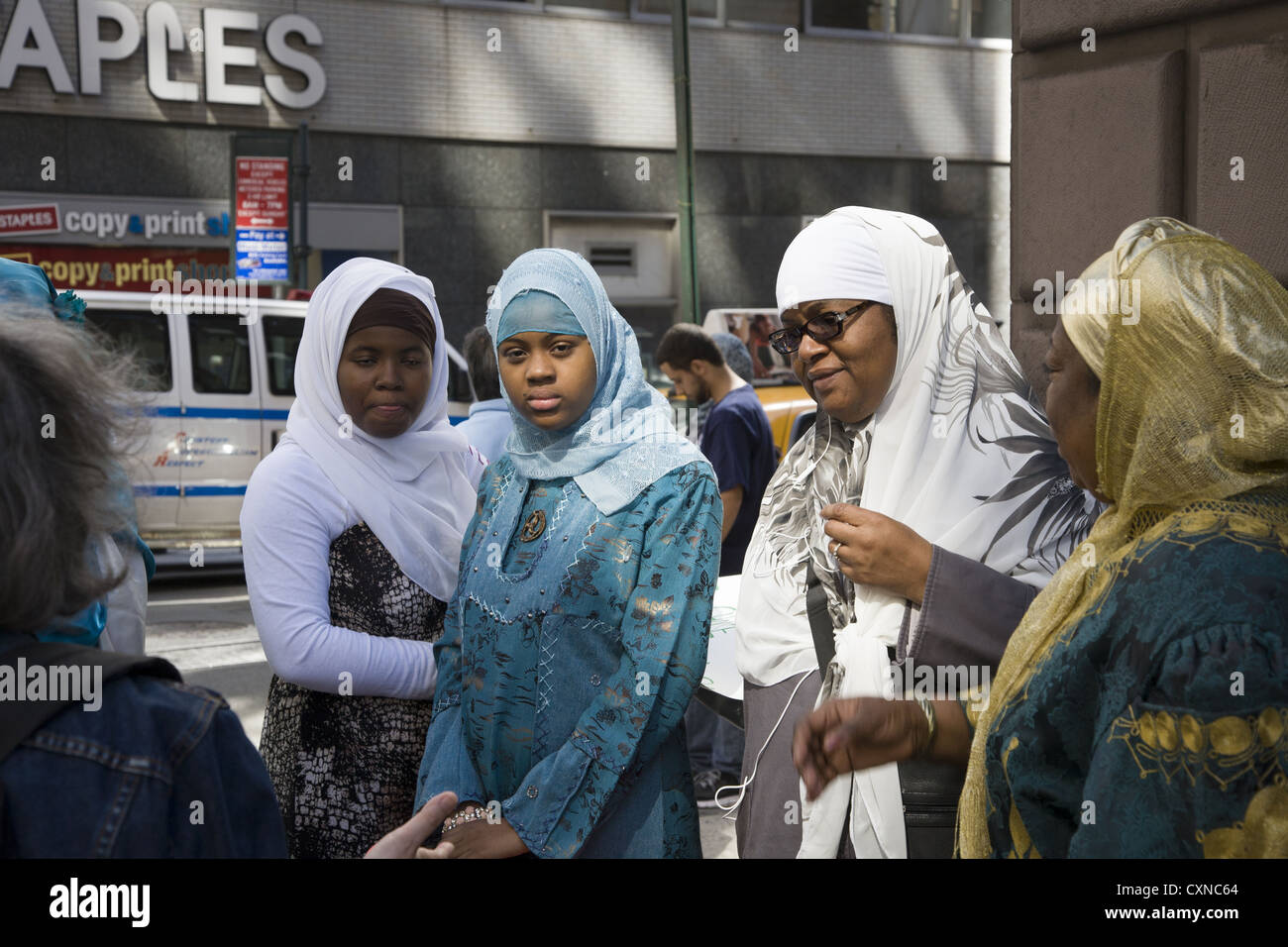 Jährliche Muslim American Day Parade auf der Madison Avenue in New York City. Traditionell gekleidete Frauen warten auf die Parade zu beginnen. Stockfoto