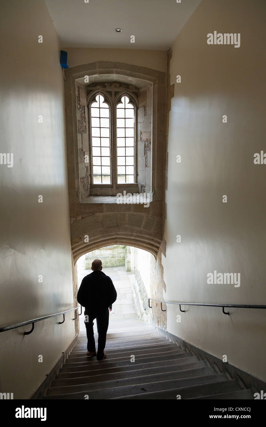 Mann, die Steintreppe hinunter, um die wichtigsten Viereck am Winchester college Stockfoto