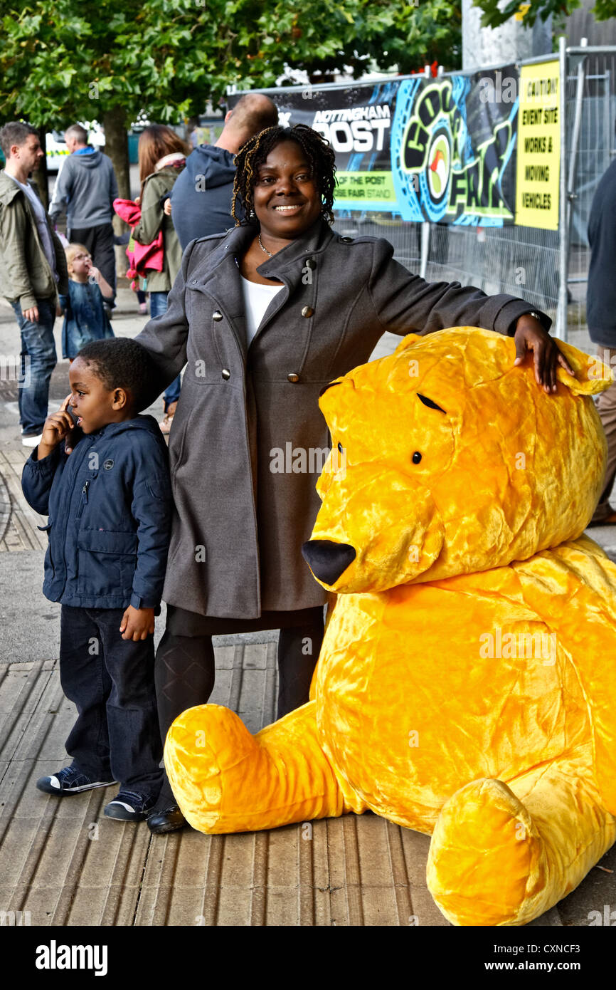 Glückliche Preisträger mit ihren riesigen Teddybär-Preis beim Nottinghams historischen Goose Fair. Stockfoto