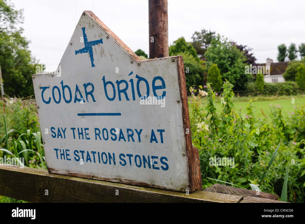 Schild am "Tobar Braut", St. Brigid Heilige gut, Beratung von Pilgern zu den Rosenkranz an den Bahnhof Steinen Stockfoto