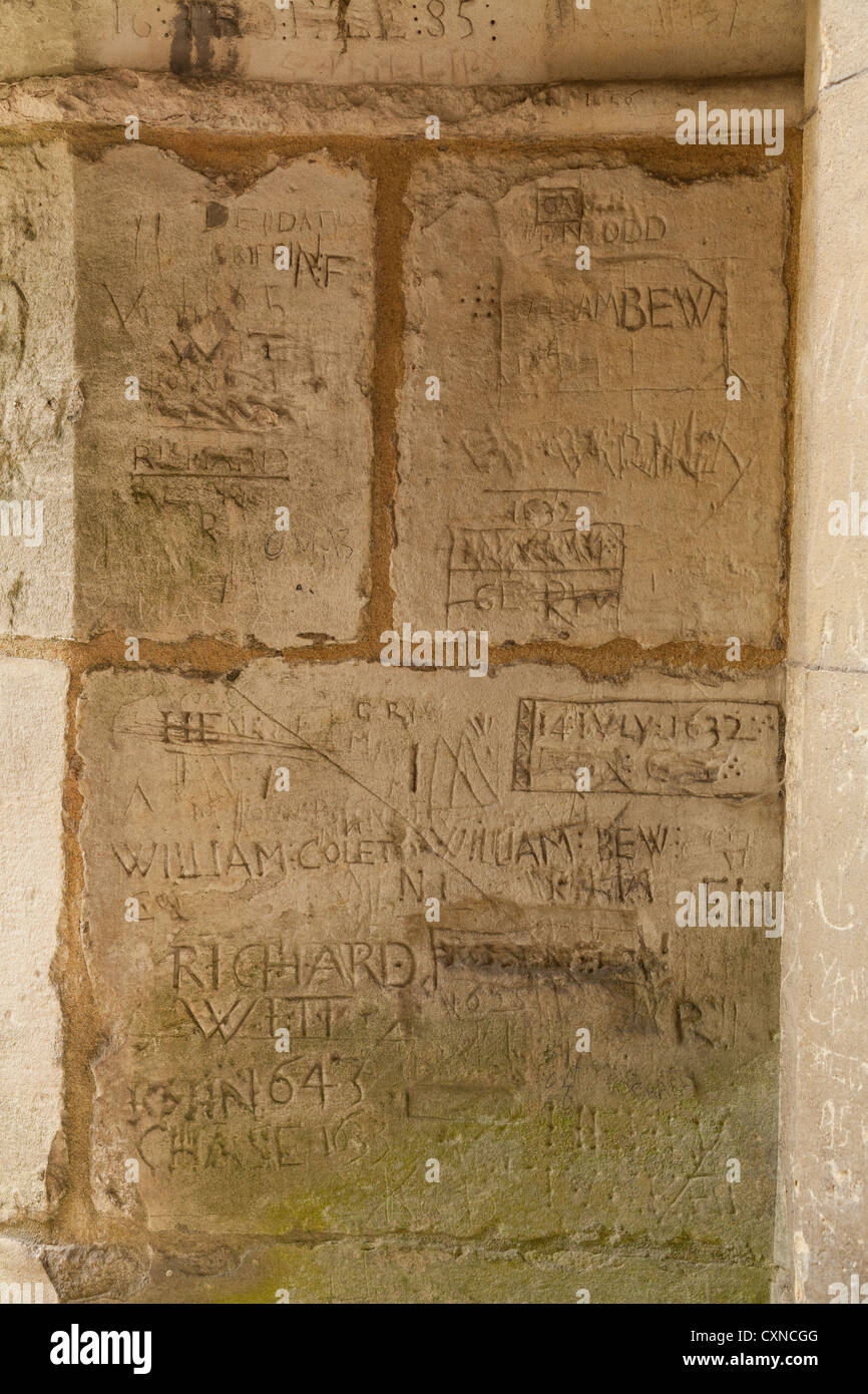 zerkratzte Namen von ehemaligen Schülern auf dem Stein rund um den Kreuzgang des Winchester College 1829 Stockfoto