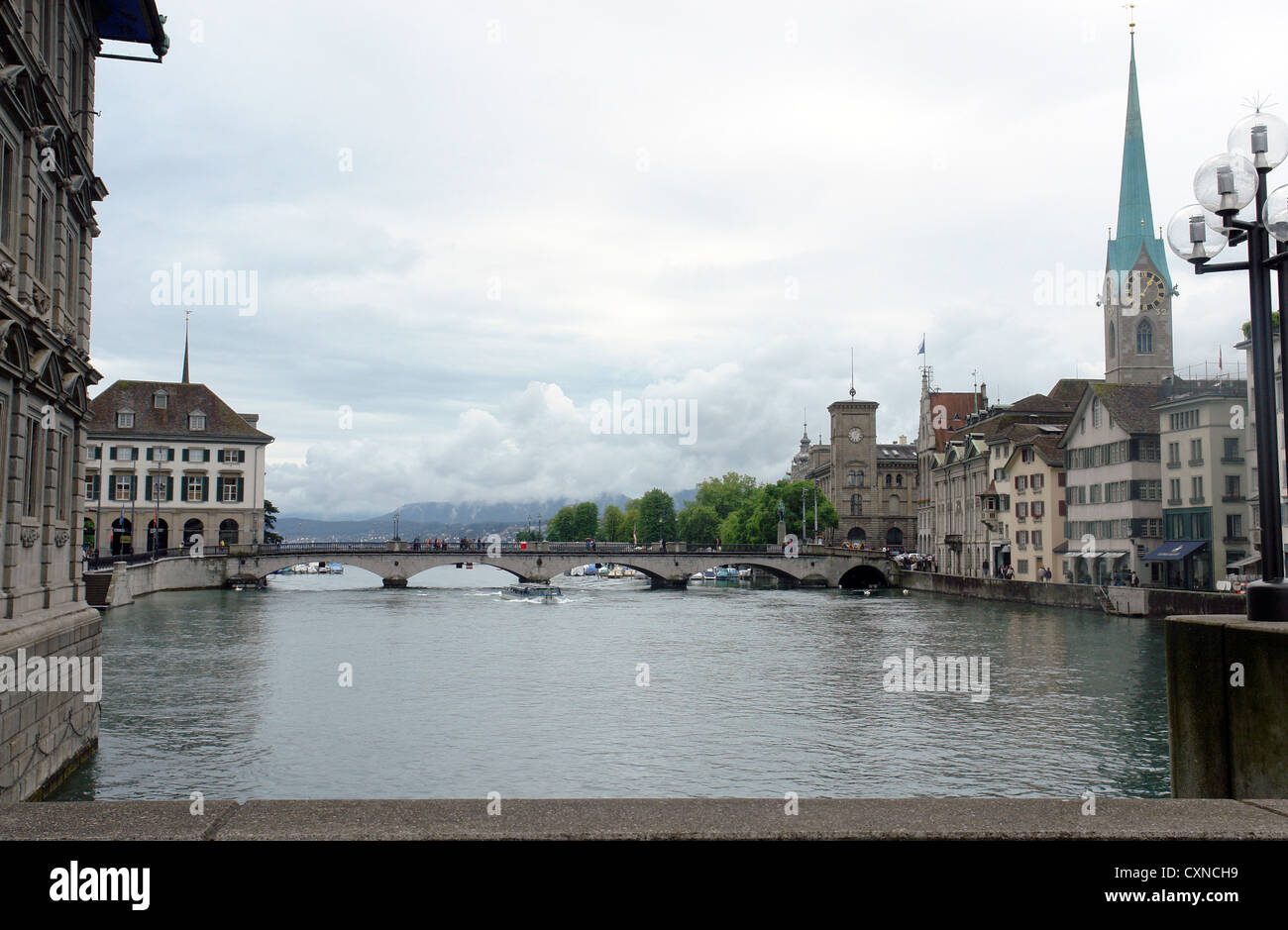 Brücke über den Fluss Limmat in Zürich. Das Foto stammt von einer Brücke und zeigt eine weitere Brücke über den Fluss. Stockfoto