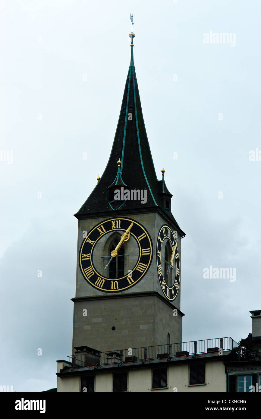 Uhr Turm von St. Peter Church in Zürich. Eines der 4 wichtigsten Kirchen in der Region, Jahrhunderte alt, und hat einen großen Uhrturm. Stockfoto