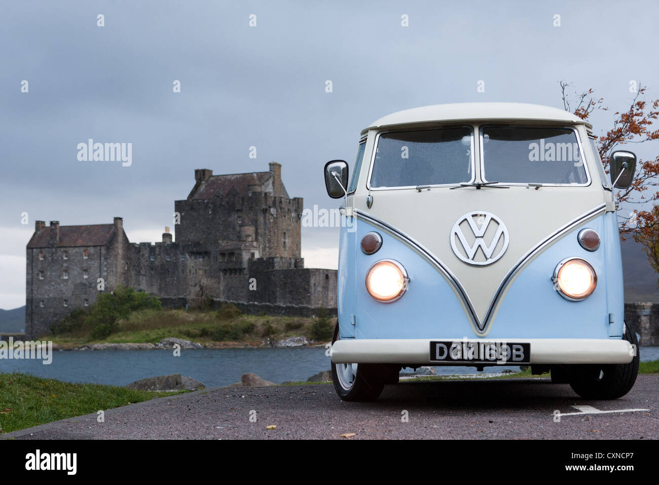 Volkswagen Wohnmobil auf Eilean Donan Castle, Schottland Stockfoto