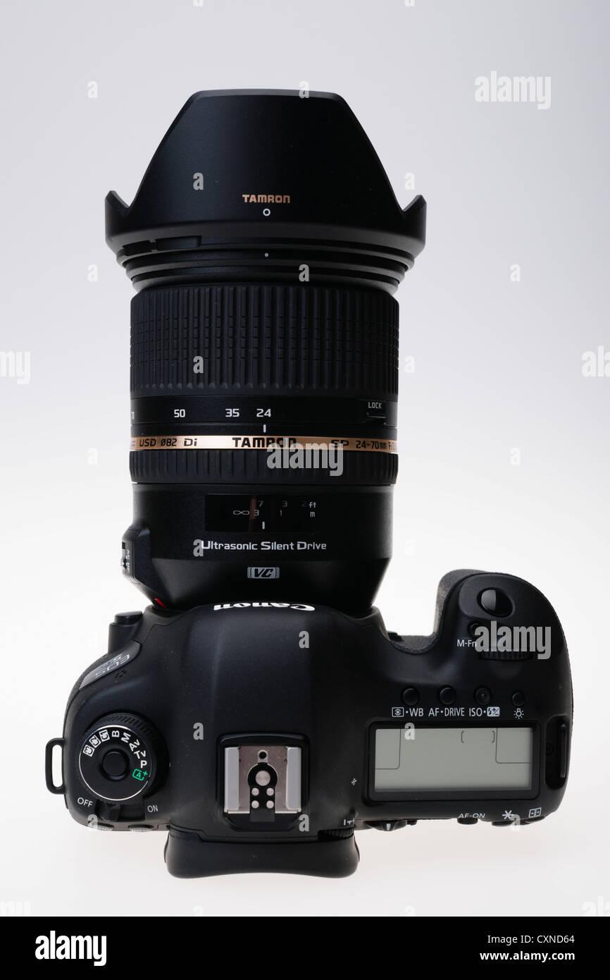 Fotoausrüstung Canon - EOS 5D MkIII Kamera mit VC Tamron 24-70mm f/2.8 Zoom-Objektiv stabilisiert. Stockfoto
