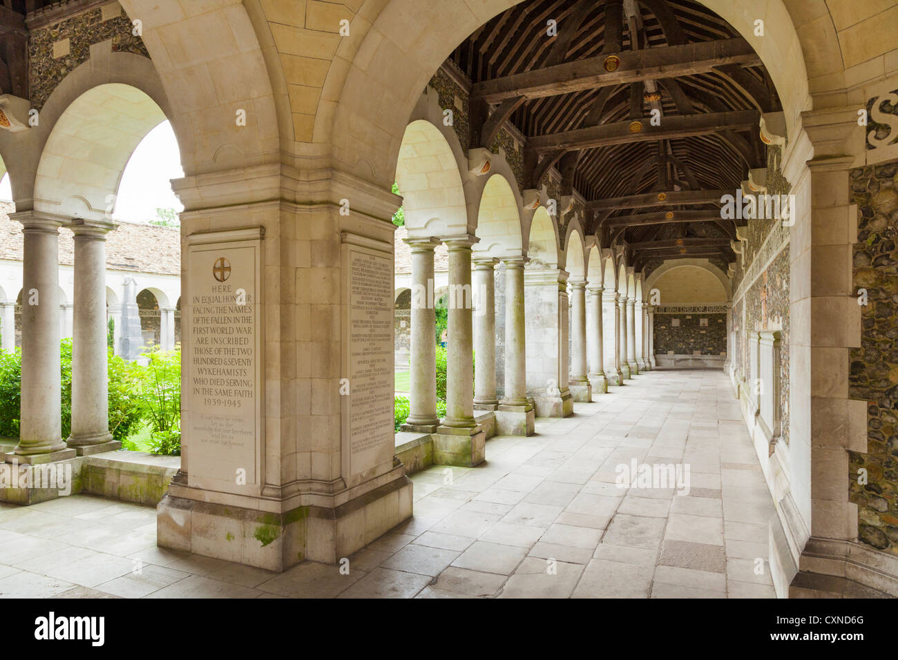 im Inneren der Krieg Kreuzgang am Winchester College Stockfoto