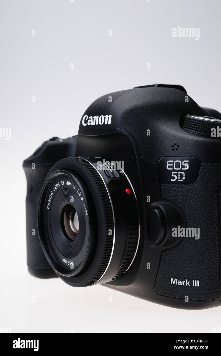 Fotoausrüstung Canon - EOS 5D MkIII Kamera - mit 40mm f/2.8 "Pfannkuchen" Objektiv Stockfoto