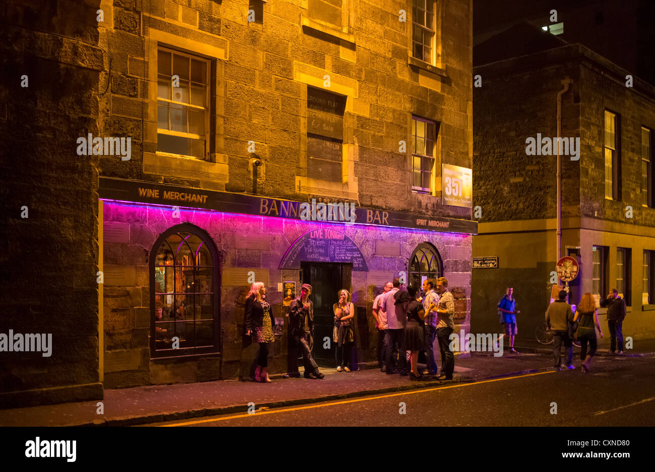 Edinburgh nach Einbruch der Dunkelheit - Bannerman Bar und Student Nachtleben. Stockfoto