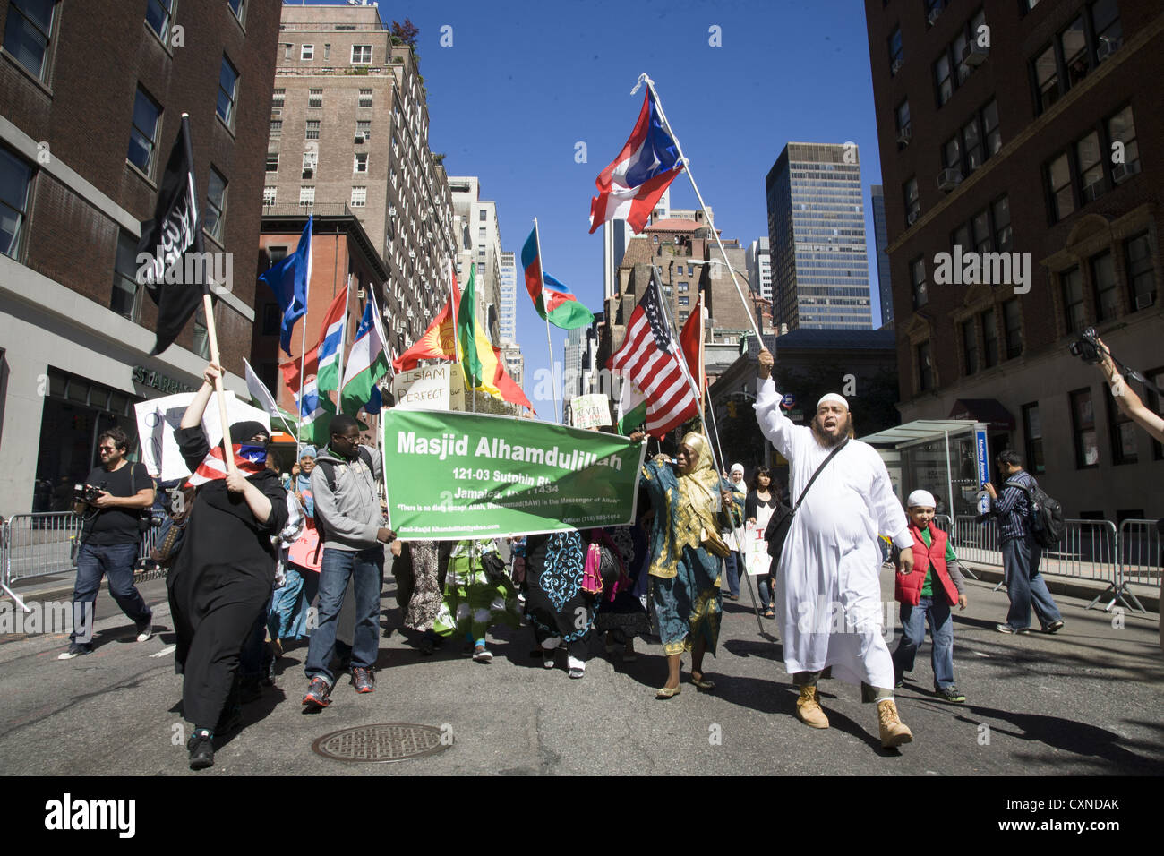 Jährliche Muslim American Day Parade auf der Madison Avenue in New York City. Puerto Rican Muslime nehmen mit der Puerto-Rico-Flagge. Stockfoto