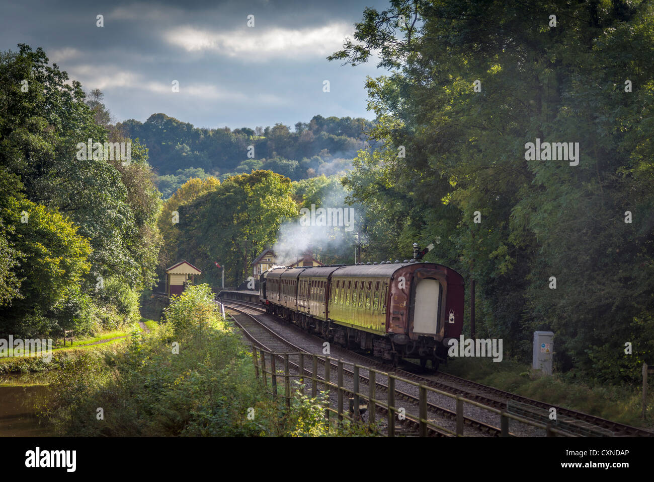 Consall-Station an der Churnet Valley Railway mit einem Dampfzug, vorbei an den Caldon Kanal in Staffordshire. Stockfoto