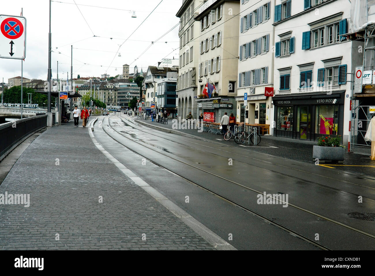 Menschen zu Fuß entlang der Limmat in Zürich, konfrontiert durch Geschäfte. Es ist ein Feiertag, so wenige Menschen auf den Straßen gibt. Stockfoto