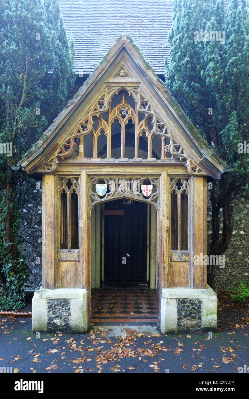 Hölzerne Veranda der Pfarrkirche St Mary the Virgin, Merton Park, London Stockfoto